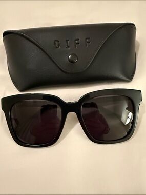 Diff Eyewear Black Oversized Square Bella Sunglasses with Case
